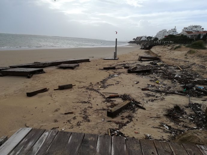 Daños por el temporal en la playa de El Portil, en Punta Umbría (Huelva)