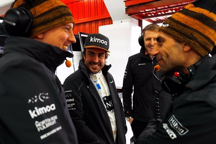 Fernando Alonso (McLaren) con sus ingenieros