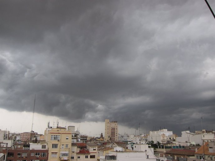 Tormenta, lluvia, nubes en València                
