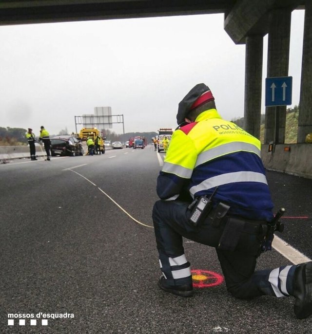 Muere un conductor atropellado al apearse en la A-2 tras sufrir un accidente