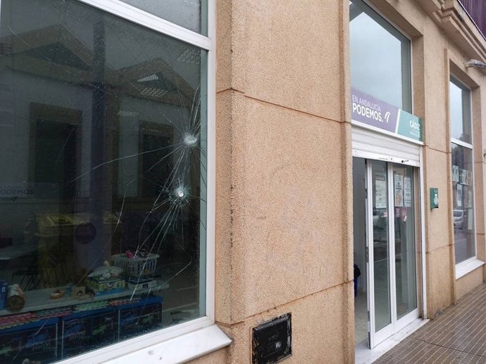Sede de Podemos en Jerez con daños en la fachada