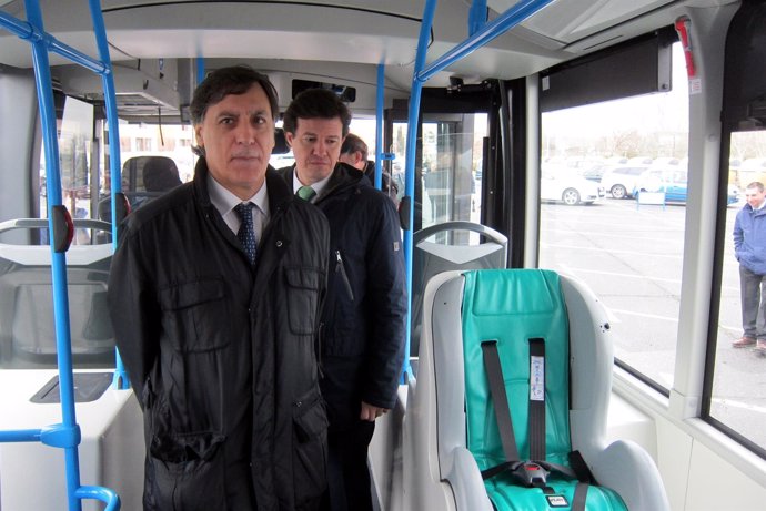 Carlos García Carbayo en un autobús municipal.                              