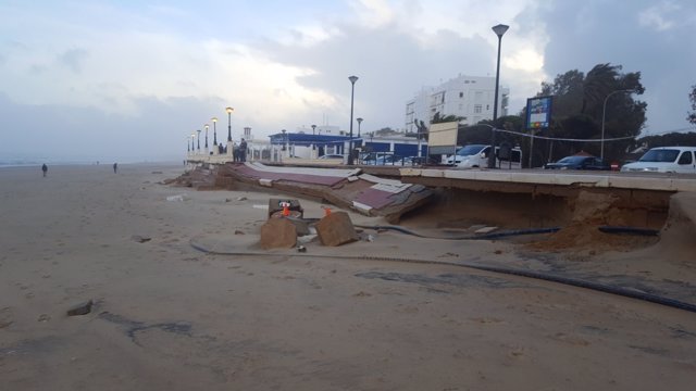 Daños en el paseo marítimo de Isla Cristina (Huelva). 