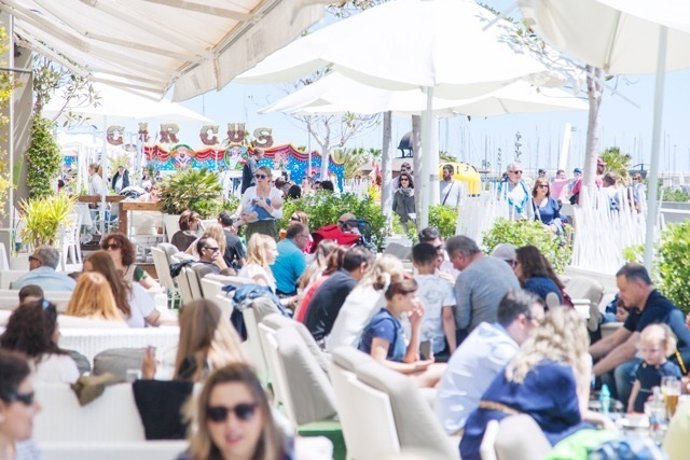 Turistas en la Marina Real