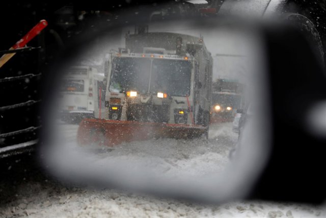Quitanieves en un espejo retrovisor en Nueva York