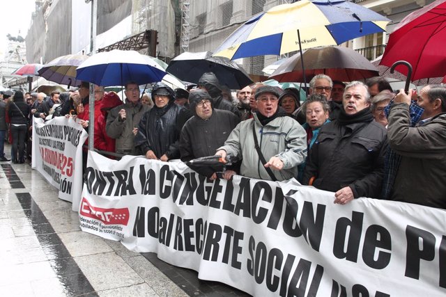 Concetración de pensionistas frente al Ministerio de Hacienda
