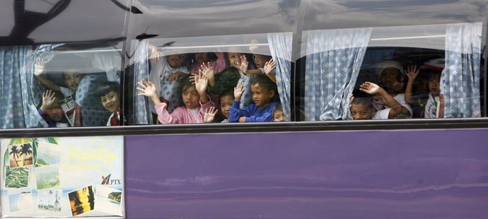 Foto de archivo de un autobús escolar de Filipinas