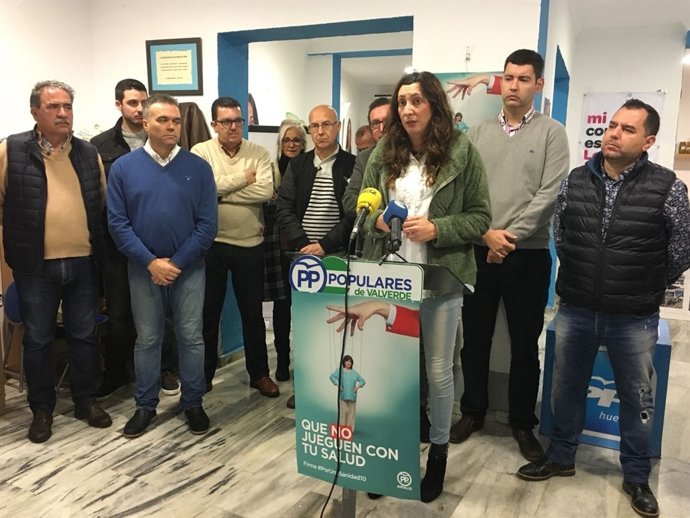 La secretaria general del PP-A, Loles López, en rueda de prensa. 