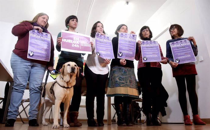 Teresa Rodríguez con representantes de sindicatos que convocan huelga el 8M