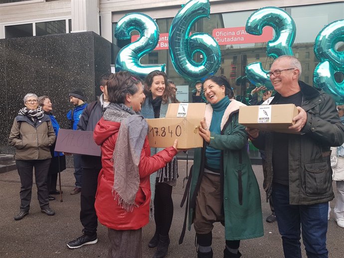 Gala Pin rep les signatures de les iniciatives ciutadanes de la 'multiconsulta'