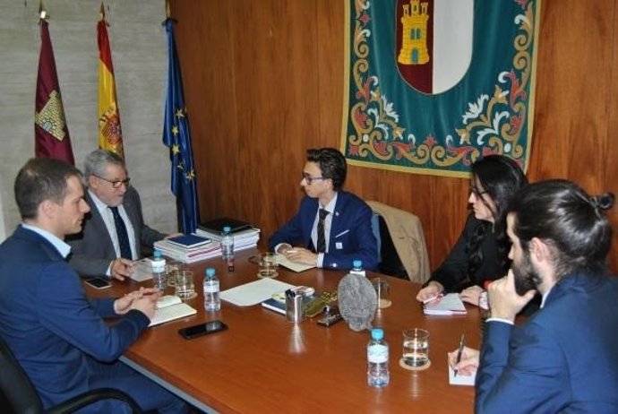 Felpeto con estudiantes