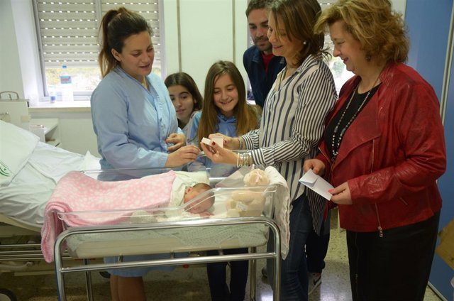 Entrega de la aceituna de plata a la madre de uno de los bebés nacidos el 28-F.