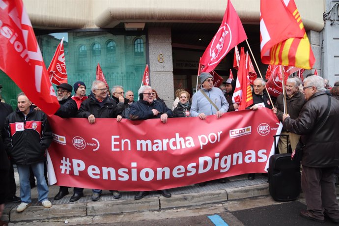 Concentración por pensiones dignas en Zaragoza.
