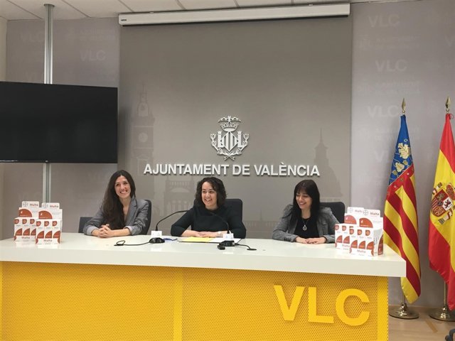 Glòria Tello (centro), Naza Hernández (izq.) y Álex González (dcha.)