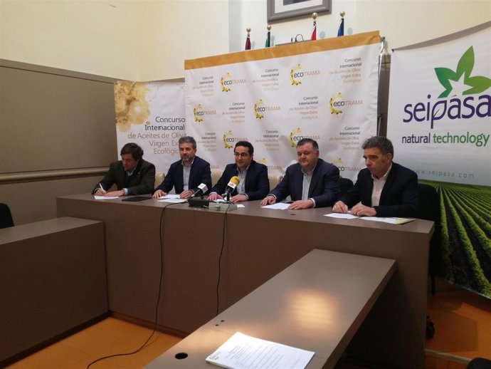 Sánchez (segundo por la izda.), durante la presentación