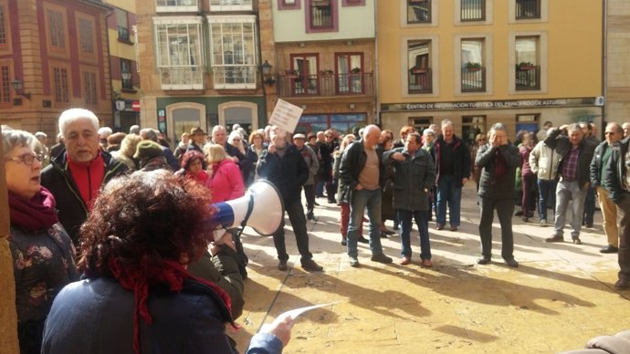 Pensionistas frente al Ayuntamiento de Oviedo