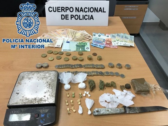 Sustancias estupefacientes y útiles intervenidos en Sanlúcar