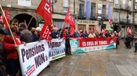 Protestas en Galicia con lazos marrones contra "la subida de mierda" de las pensiones