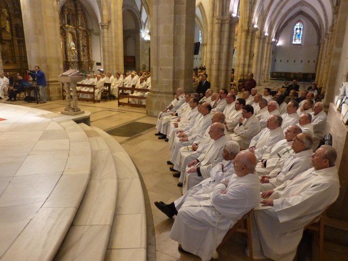 Sacerdotes en la catedral de Santander