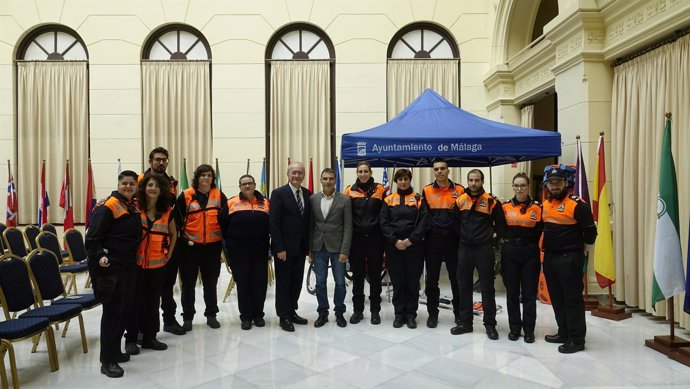 Voluntarios de protección civil de málaga con el alcalde francisco de la torre