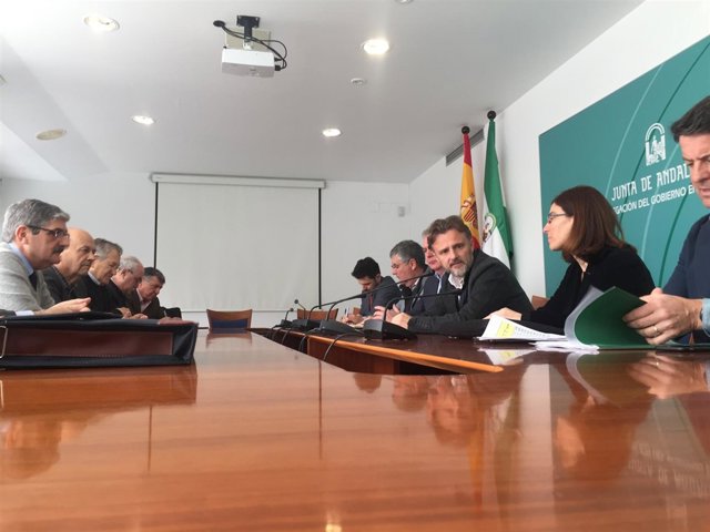 1 Nota Y 1 Foto Junta (Consejero Medio Ambiente Reunión Con Regantes Huelva)