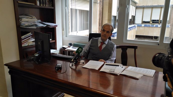 El abogado Gabriel Velamazán, en su despacho