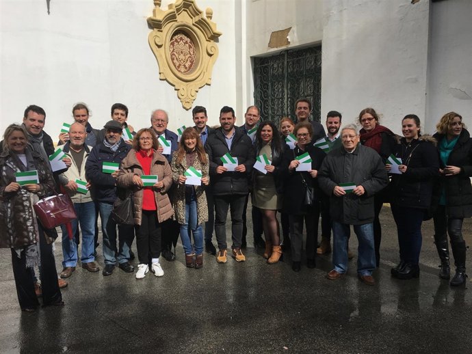 Verónica Pérez (PSOE) conmemora el 28F en un encuentro con militantes