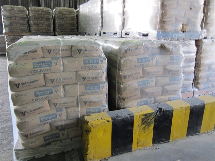 Sacos de cemento almacenados