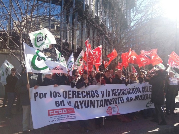 Sindicatos se concentran contra la delegada del Gobierno en Madrid
