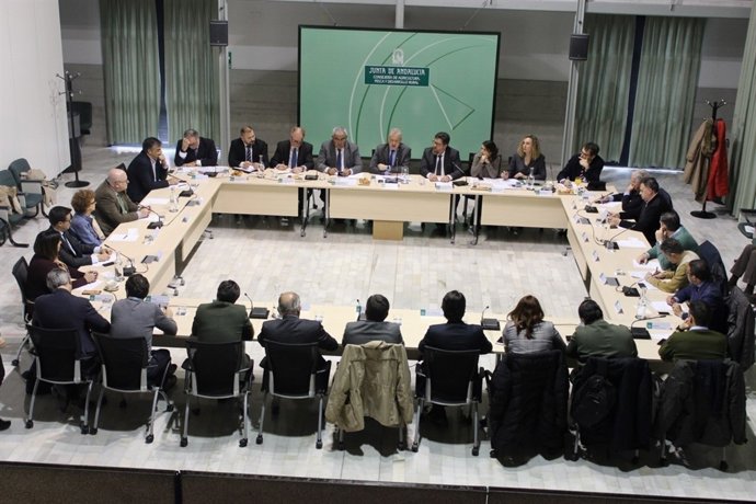 Encuentro en Sevilla con el embajador británico en España, Simon Manley.