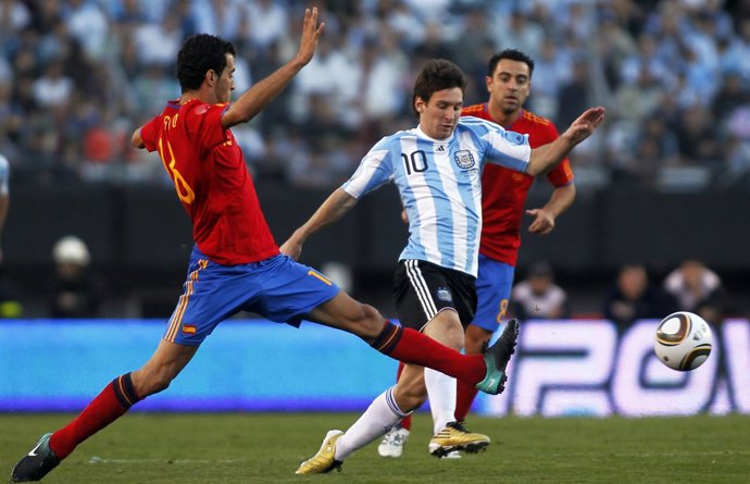 Messi ante Busquets en un Argentina - España