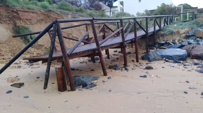 Daños ocasionados por el temporal en la playa de Cartaya. 