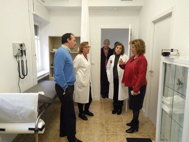 Teresa Vega (d) visita la ampliación del centro de salud Virgen de la Capilla.