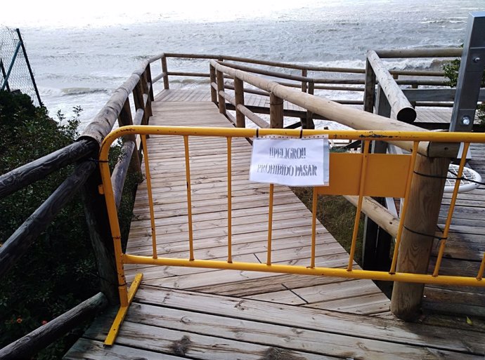 Cerrado el acceso a las playas de Cartaya afectadas por el temporal. 
