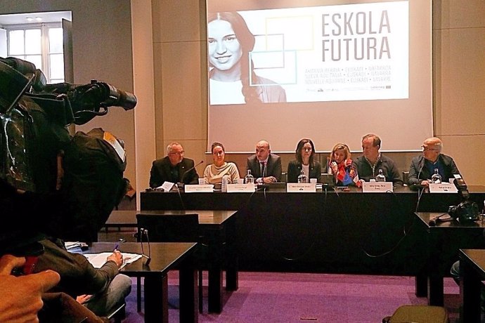 Representantes institucionales en la presentación del proyecto Eskola Futura.