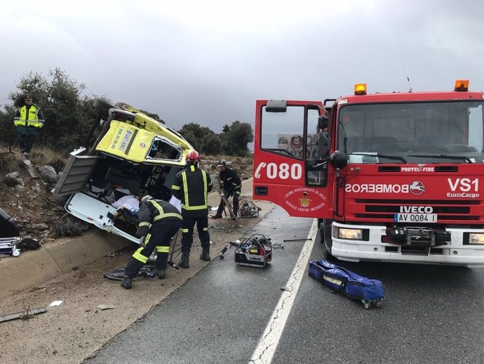 Accidente de una ambulancia en Mingorría (Ávila)