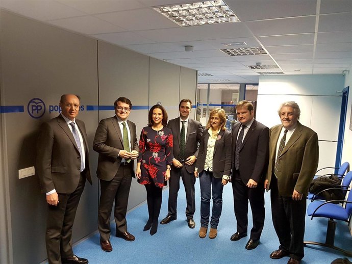 Valladolid.- Mañueco se reune con representantes de farmacéuticos y veterinarios