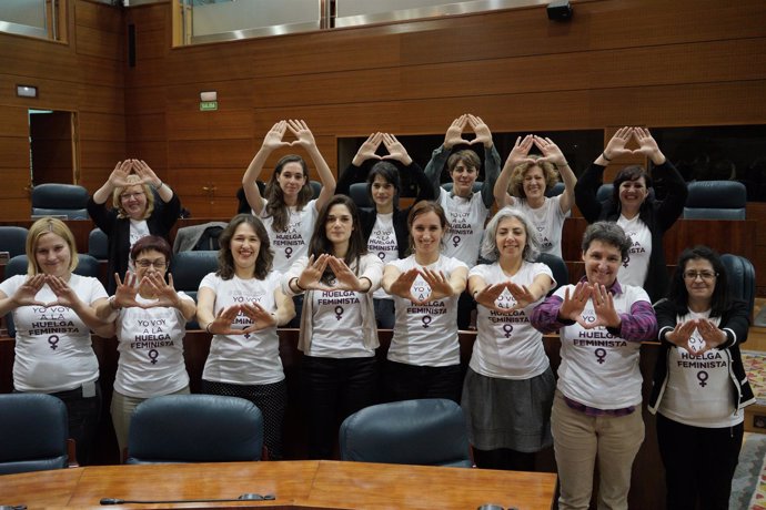 Diputadas del Grupo Parlamentario Podemos en apoyo a la huelga del 8M      