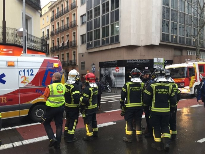 Bomberos del Ayuntamiento y personal del Samur en la calle Carranza