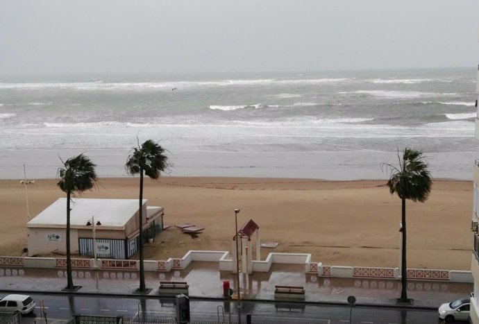 Playa de la capital azotada por el temporal