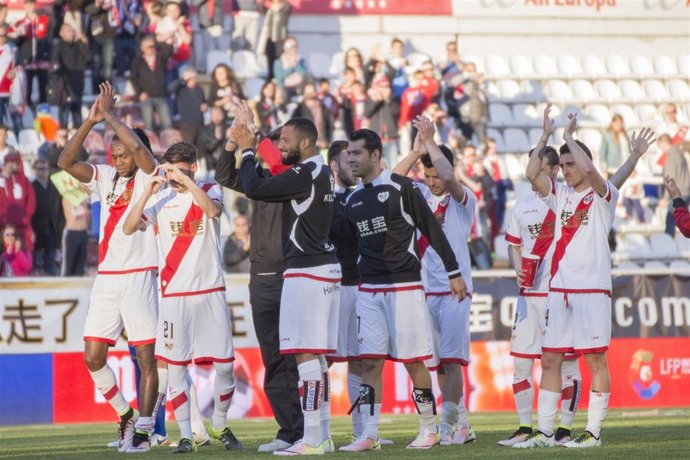 Jugadores del rayo Vallecano agradeciendo el apoyo de la afición