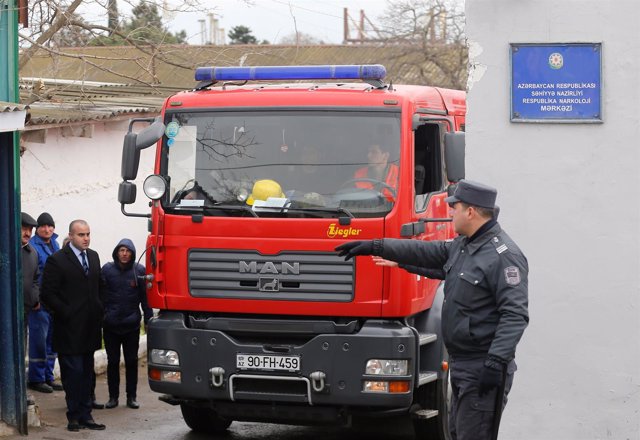 Un camión de bomberos en un centro de atención a drogodependientes de Azerbaiyán