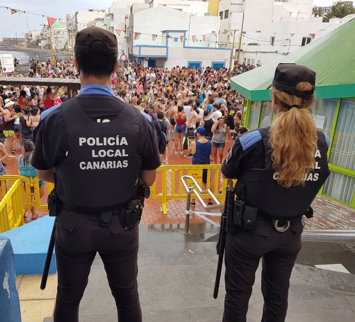 Agentes de Policía Local durante un evento en Canarias