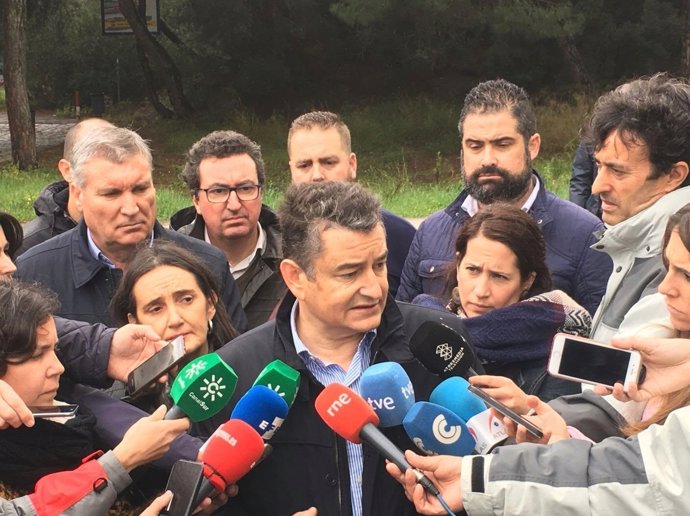 Antonio Sanz, delegado del Gobierno en Andalucía, atendiendo a los periodistas