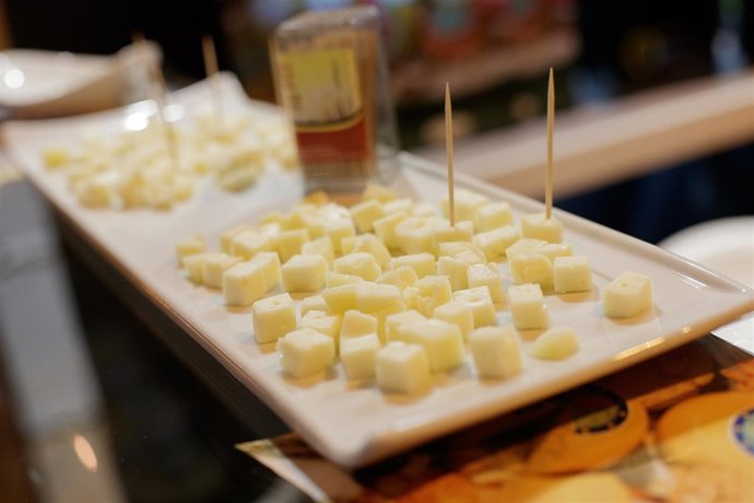 Tapa, tapas, comida, comer, picar, queso, quesos, cortar queso, queso cortado