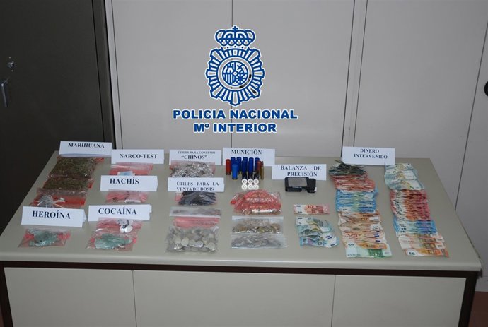 Droga y dinero intervenido en el registro