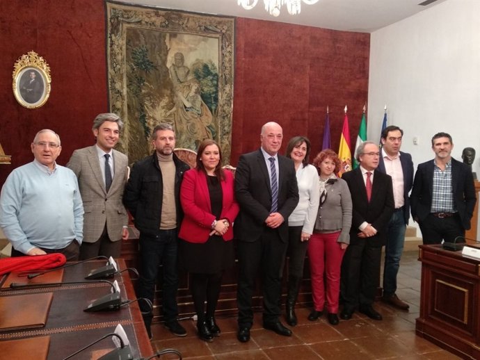 Ruiz (centro), en la presentación del programa de ayudas a autónomos