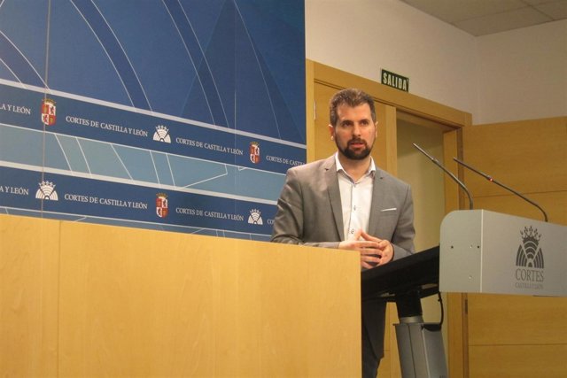 Tudanca atiende a los medios tras la Junta de Portavoces