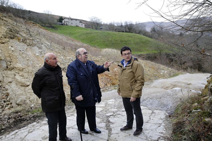 Jesús Oria visita el argayo del helipuerto de  Jaedo en Ruente
