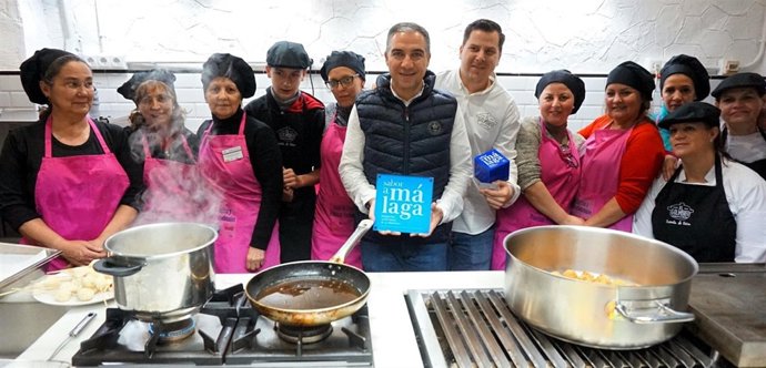 Bendodo entrega la placa Sabor a Málaga a la escuela El Golimbreo